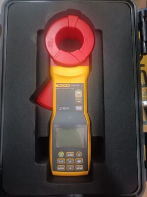 Fluke 1630-2 FC Ground Loop Resistance Test Clamp Meter with 1000V Maximum Voltage 40Hz-1kHz Frequency Range and 32760 Measurements Data Logging