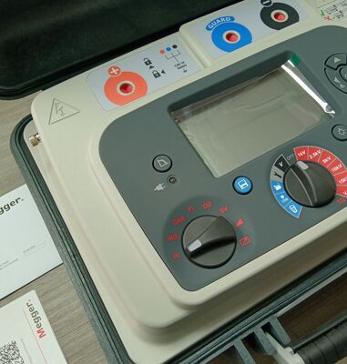 Megger S1-1568 Insulating Resistor Meter with 24 V Testing Voltage > 10 MΩ Insulation Resistance and ±(0.01% + 1) Accuracy