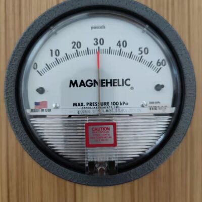 Dwyer Series-2000 Magnehelic डिफरेंशियल प्रेशर गेज, जिसमें पावर की आवश्यकता नहीं है, IP67 रेटिंग, और NPT फीमेल कनेक्शन है