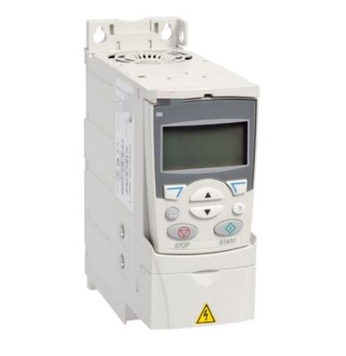 सीरीज ड्राइवर 100% नया मूल गोदाम स्टॉक ABB ACS880-01-145A-3+P944